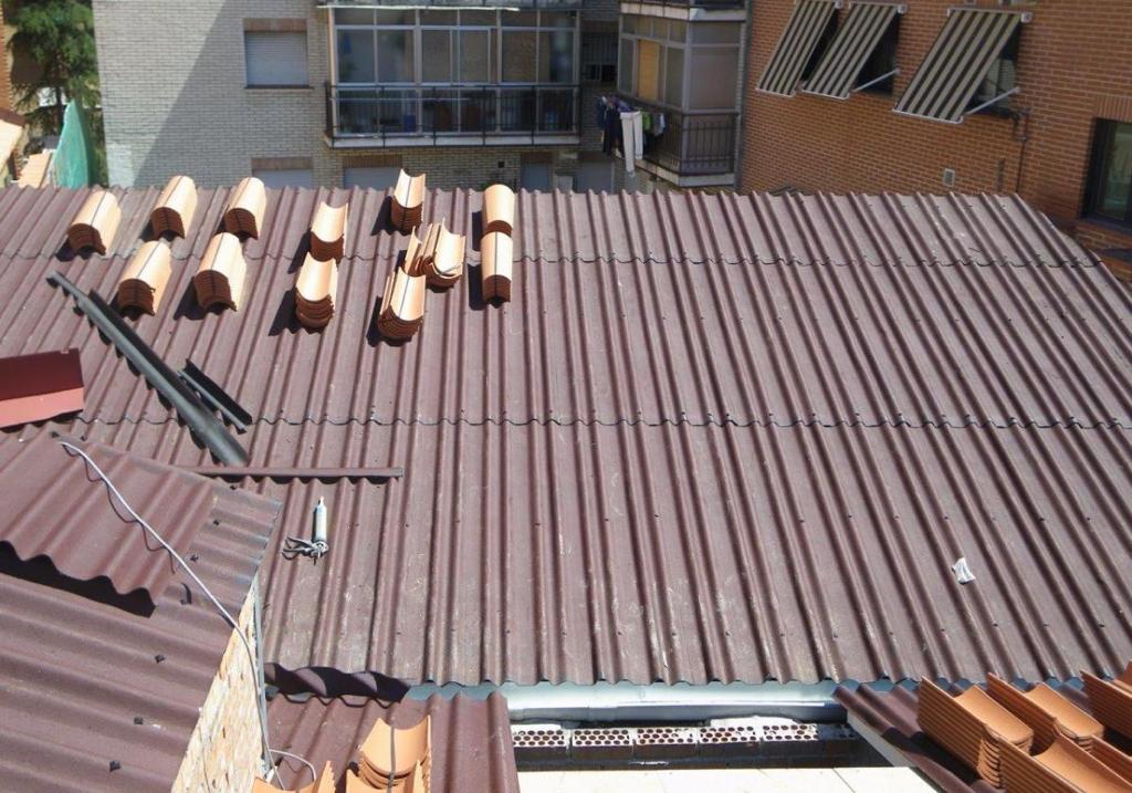 Reparación de goteras en chimeneas y puntos críticos de la cubierta
