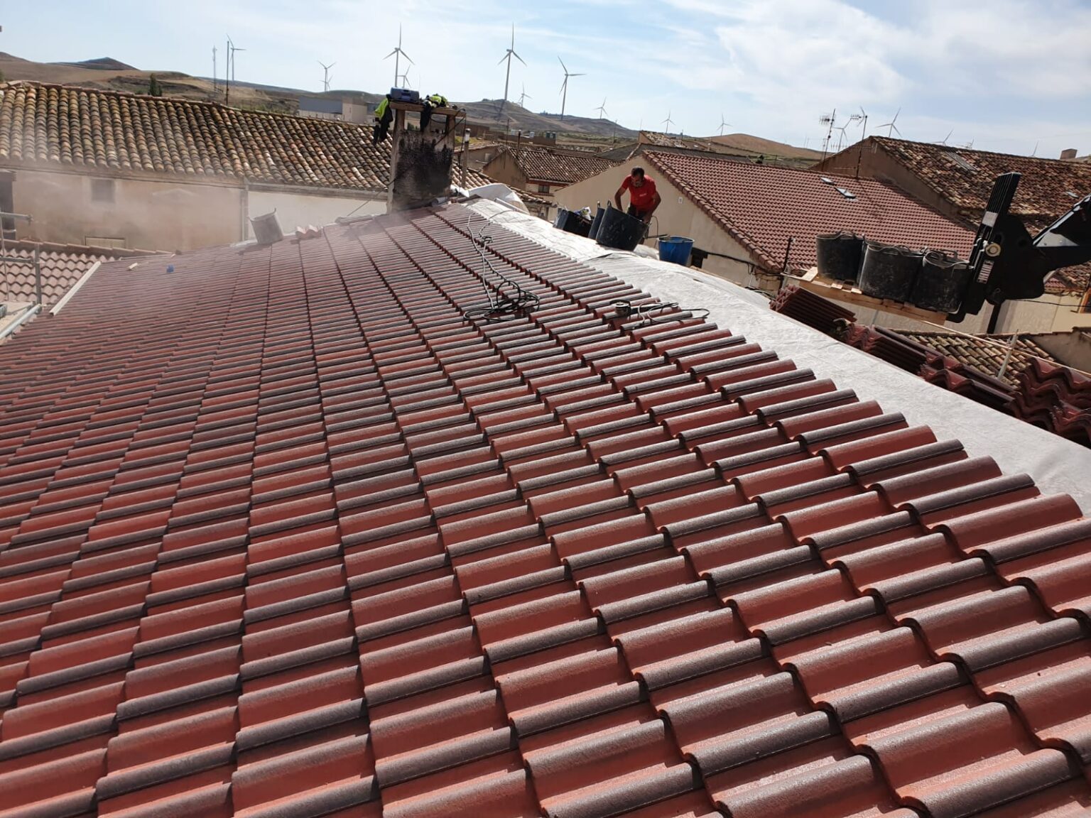 Colocación de tejas nuevas y refuerzo de estructuras de cubierta